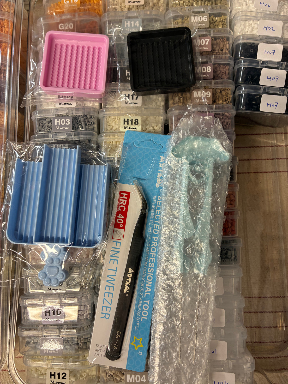 Coffret intégral de perles à repasser 2,6 mm en boîtes – 221 couleurs MARD + 11 outils
