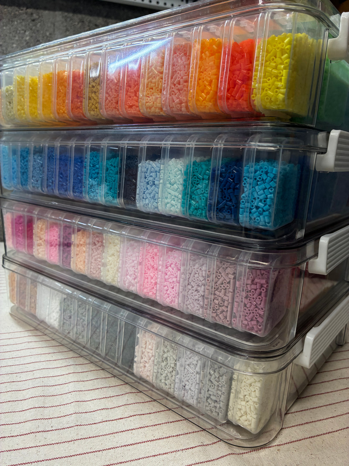 Coffret intégral de perles à repasser 2,6 mm en boîtes – 221 couleurs MARD + 11 outils
