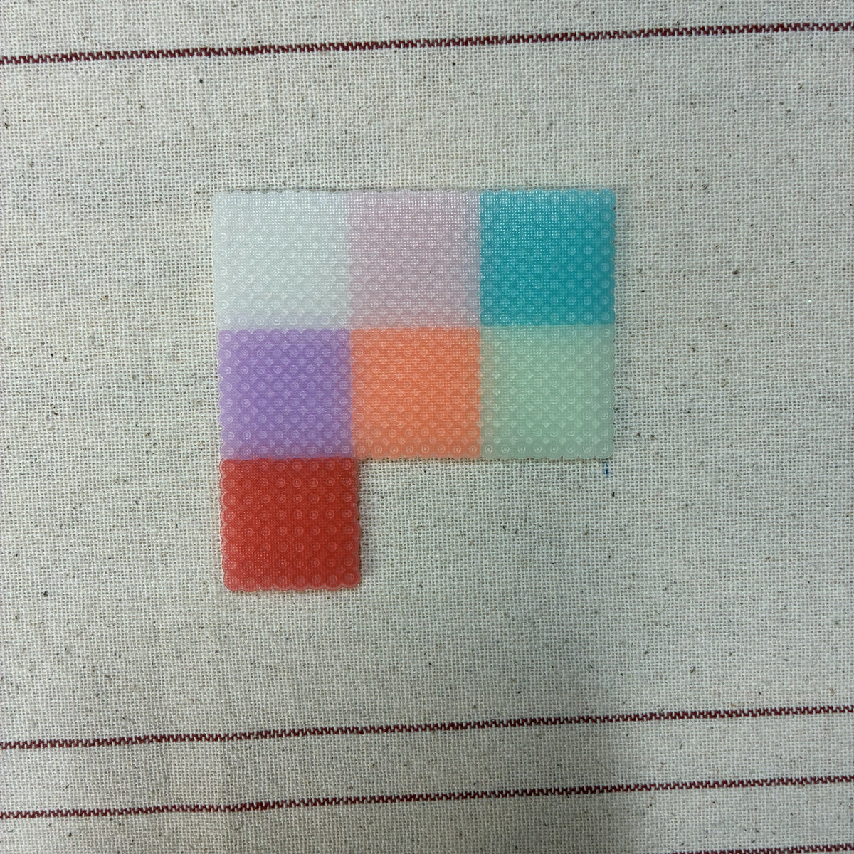 Nuancier repassé des 7 coloris de perles à repasser phosphorescentes 2,6 mm à la lumière du jour