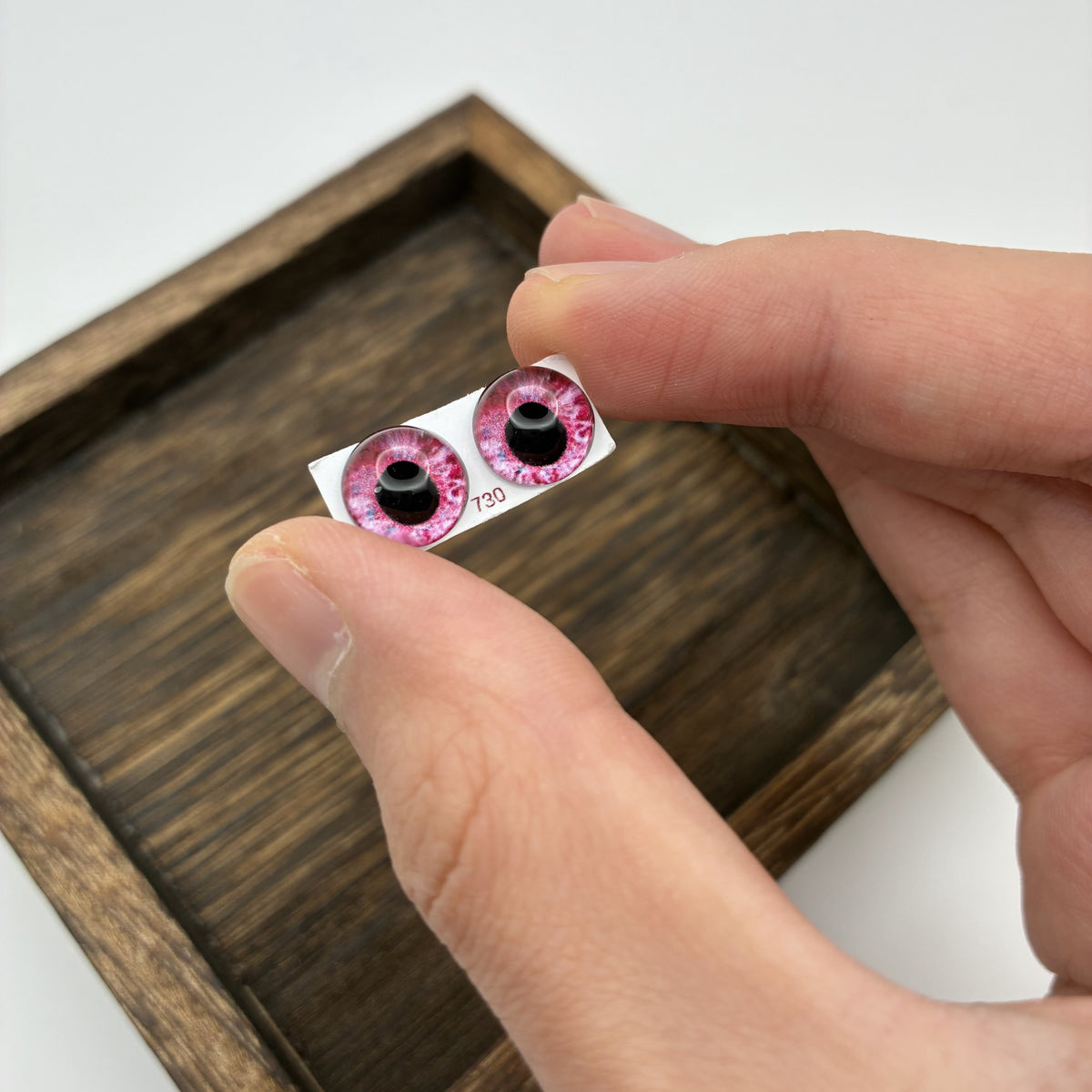 Yeux en verre faits main 10 mm rose sur support papier, à découper avant collage