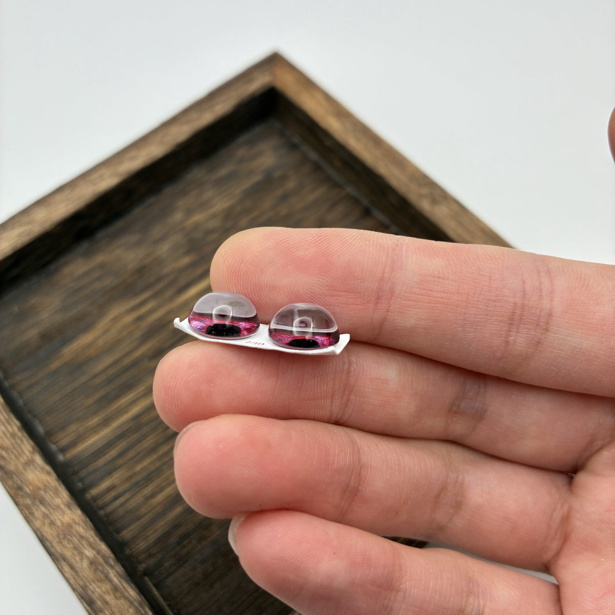 Vue de profil des yeux en verre rose 10 mm : dôme en verre bombé fait main