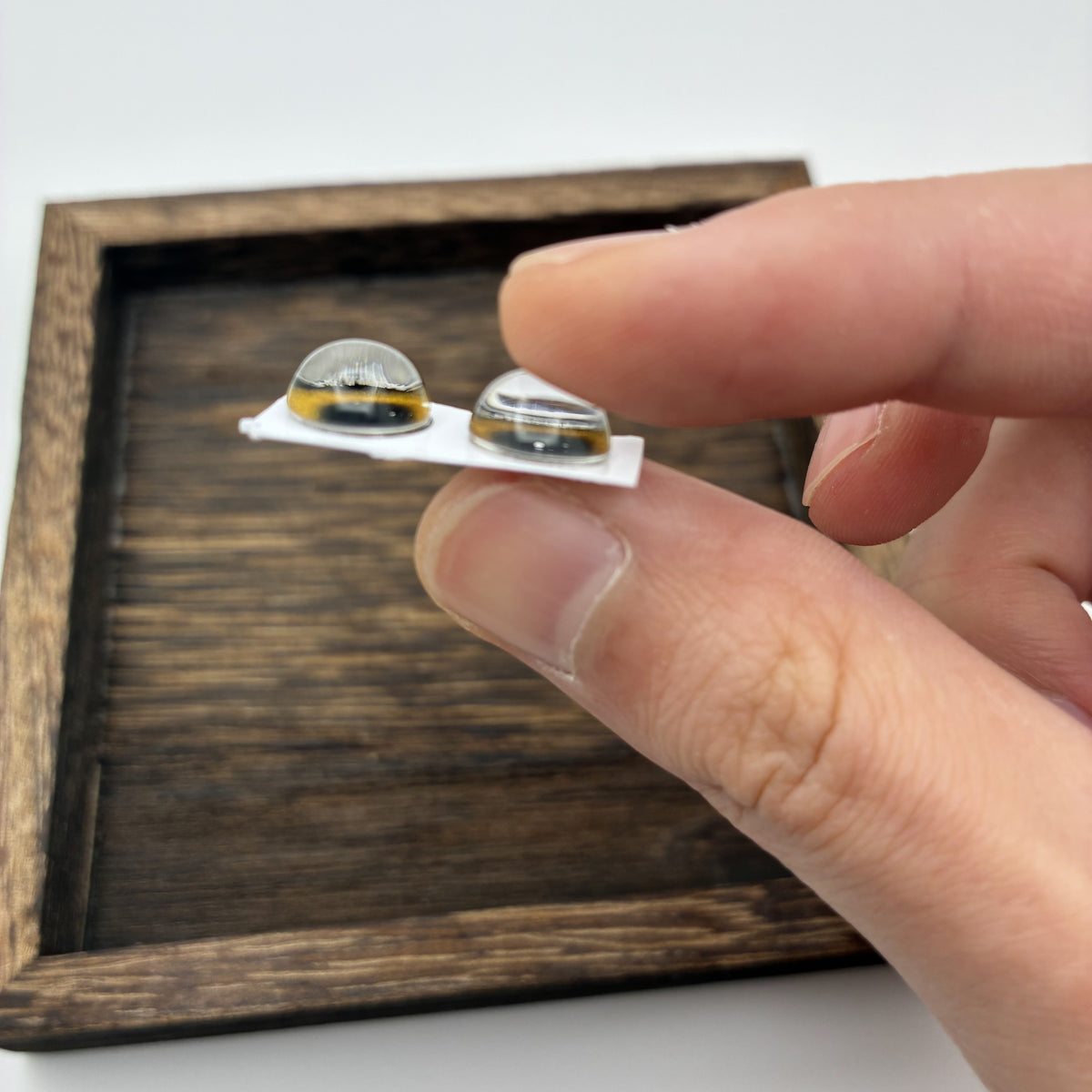 Vue de profil des yeux en verre vert olive 10 mm : dôme en verre bombé fait main