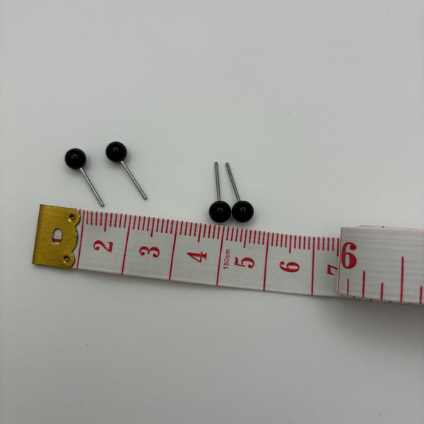 4mm 黑色球形针眼放在软尺旁,适合小型羊毛毡动物