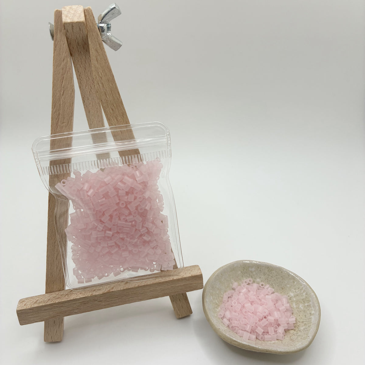 Perles à repasser phosphorescentes 2,6 mm coloris Rose pâle · Artkal CG02, effet gelée translucide