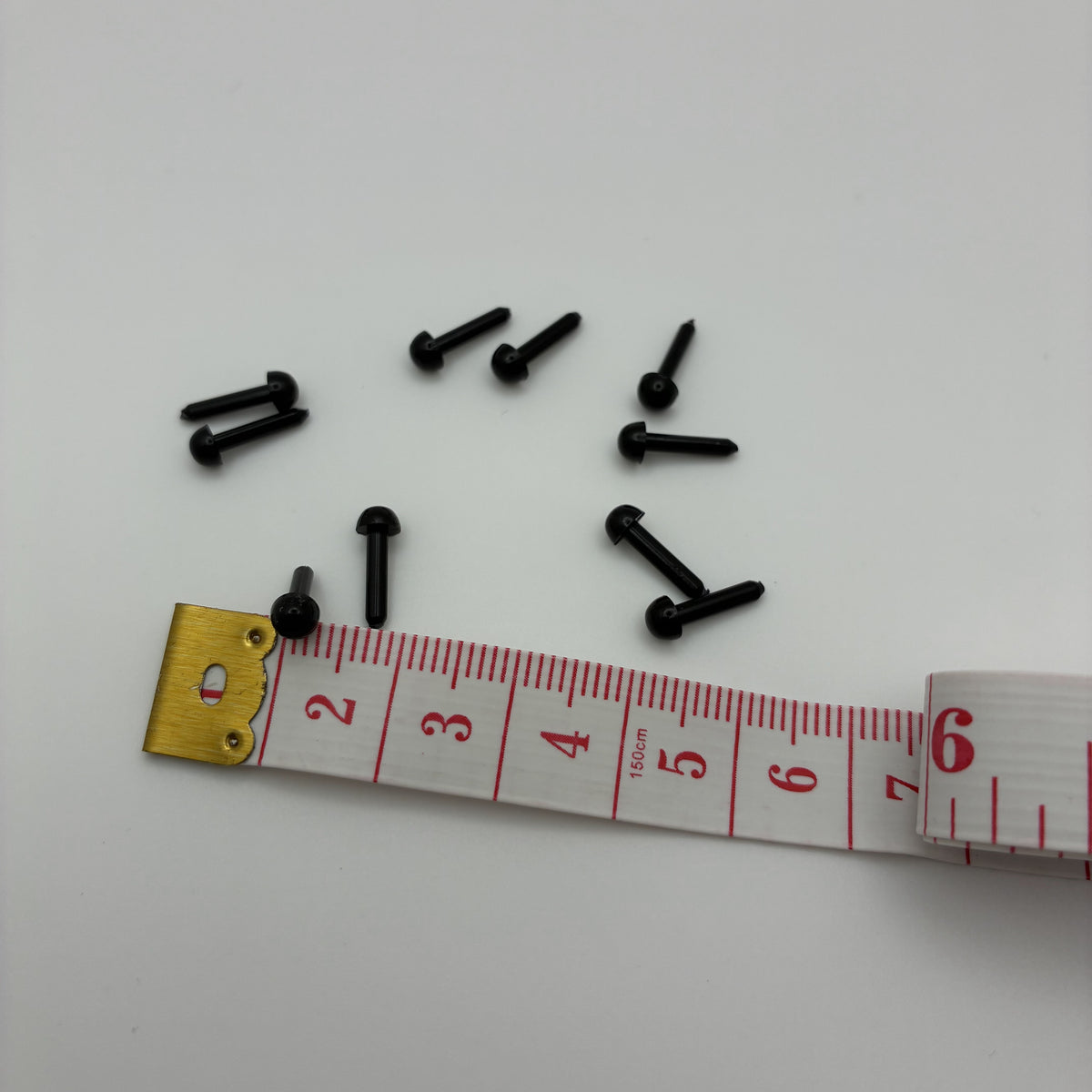 Yeux noirs demi-boule à tige 3 mm, dos plat et tige à piquer dans la laine