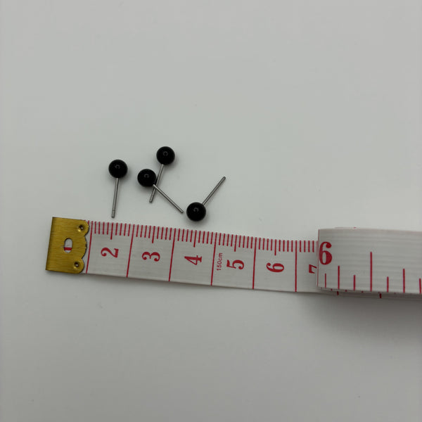 4mm 黑色针眼放在软尺旁，展示尺寸